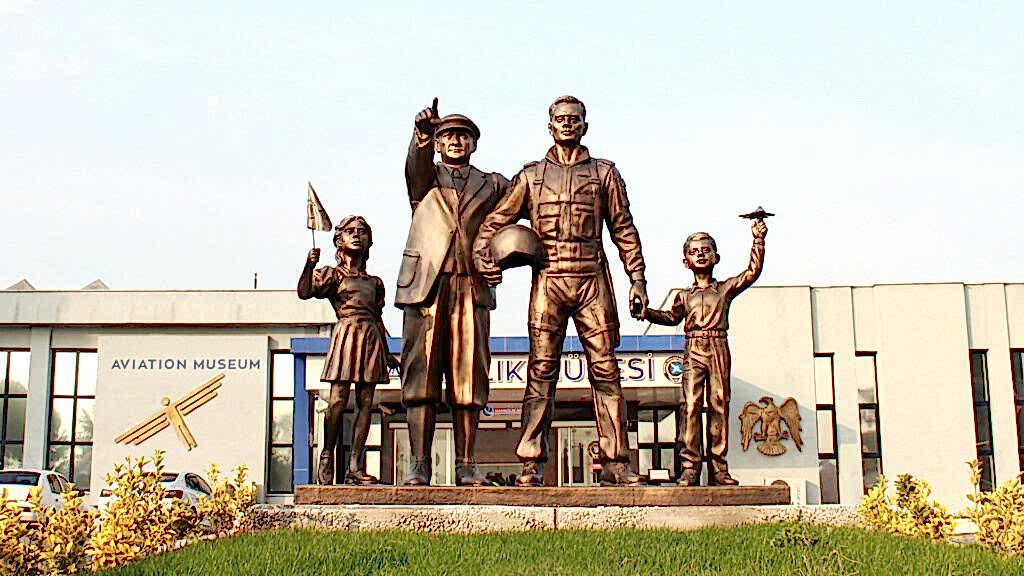 Atatürk ve Havacılık Konulu Anıt Heykel