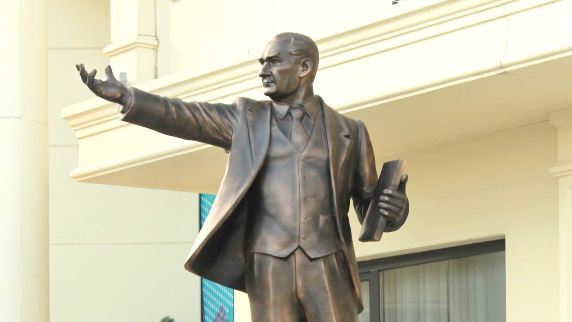 Elinde Kitap Tutan Atatürk Heykeli