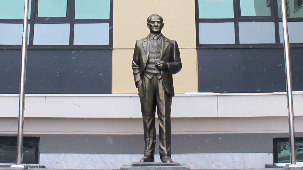 Sivil Kıyafetli Atatürk Heykeli