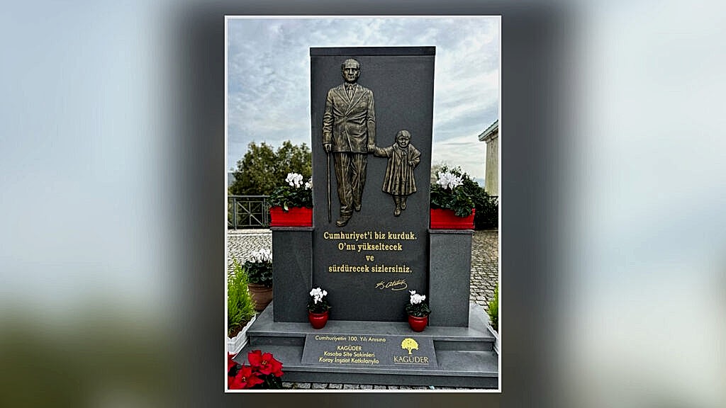 Atatürk ve Ülkü Rölyefli Cumhuriyet 100. Yıl Anıtı