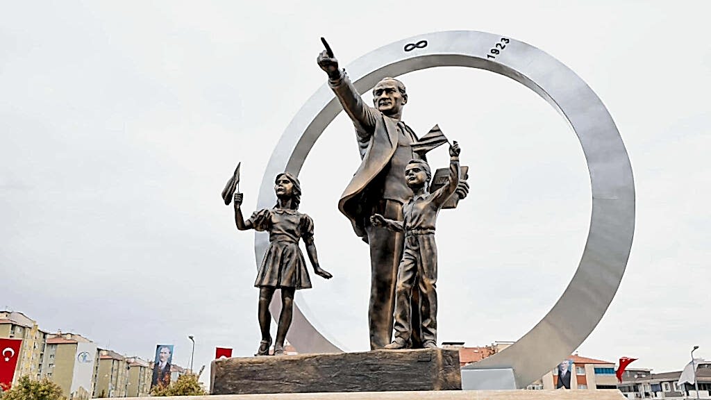 Atatürk ve Öğrenciler Anıtı