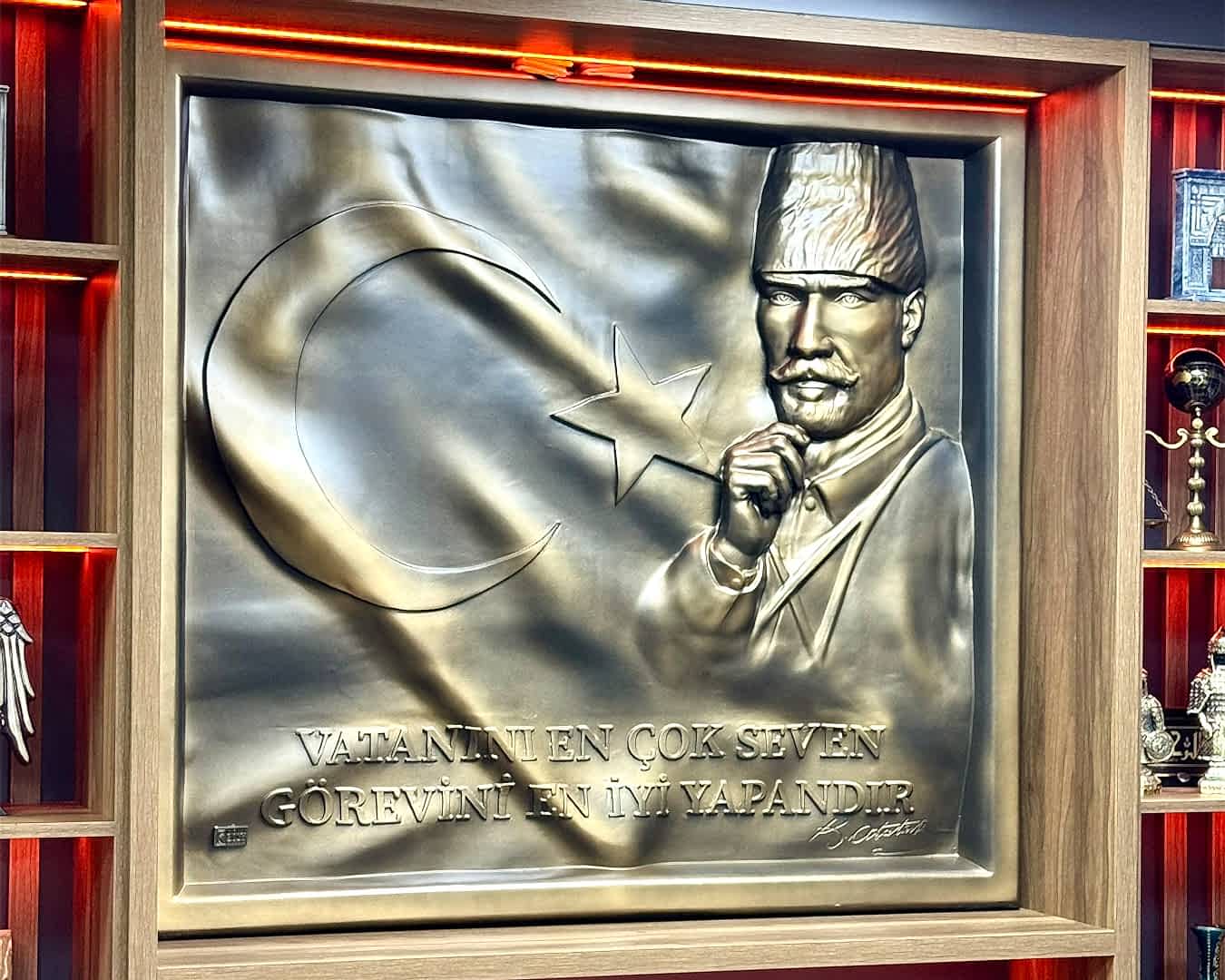 Atatürk ve Bayrak Rölyefi Atatürk ve Bayrak Rölyefi