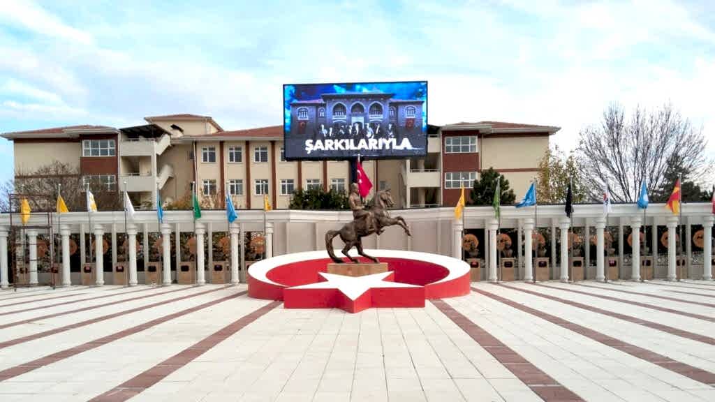 Türk Büyükleri Büstleri - Çiçekdağı Belediyesi