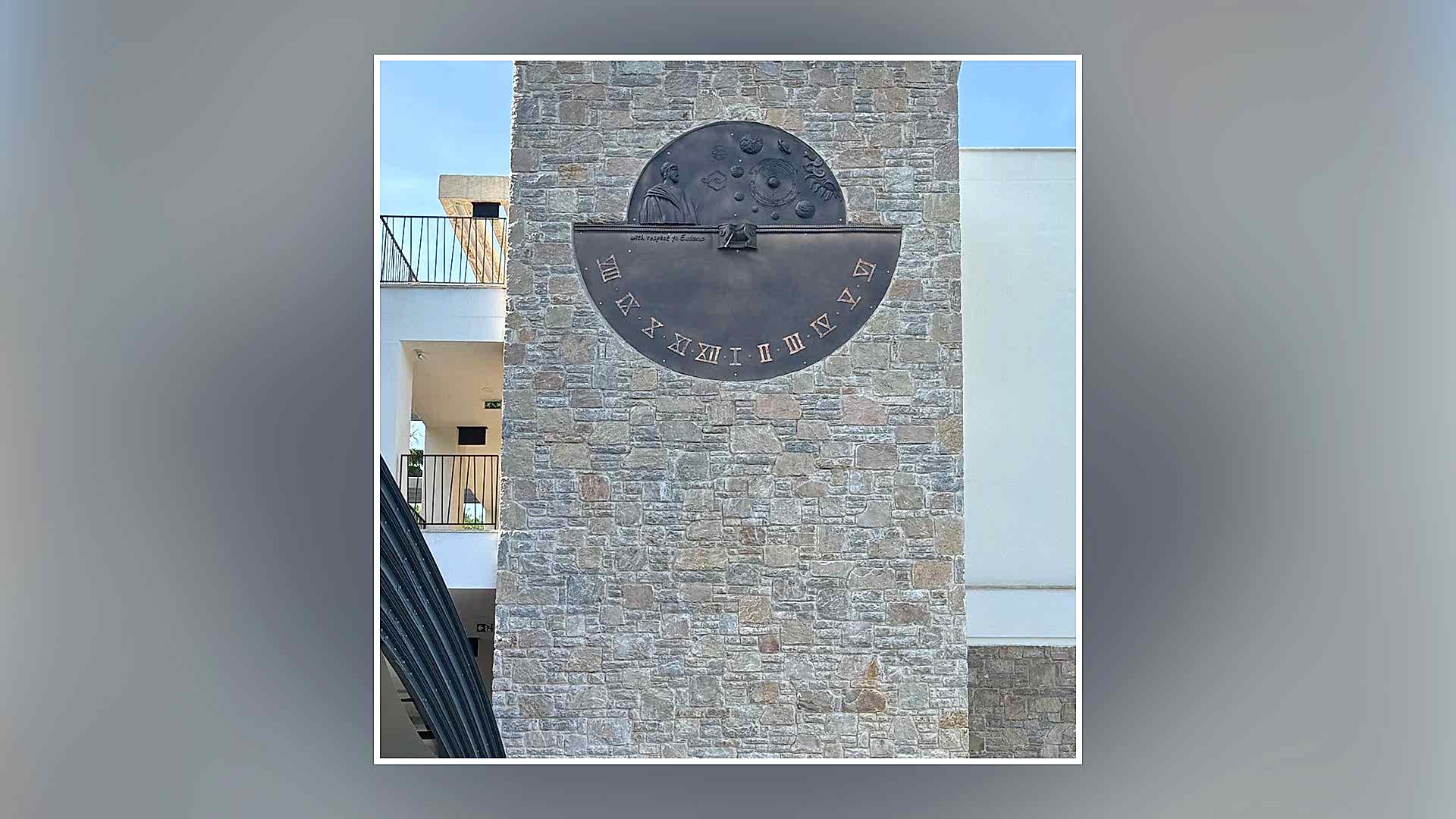 Devasa Güneş Saati Rölyefi