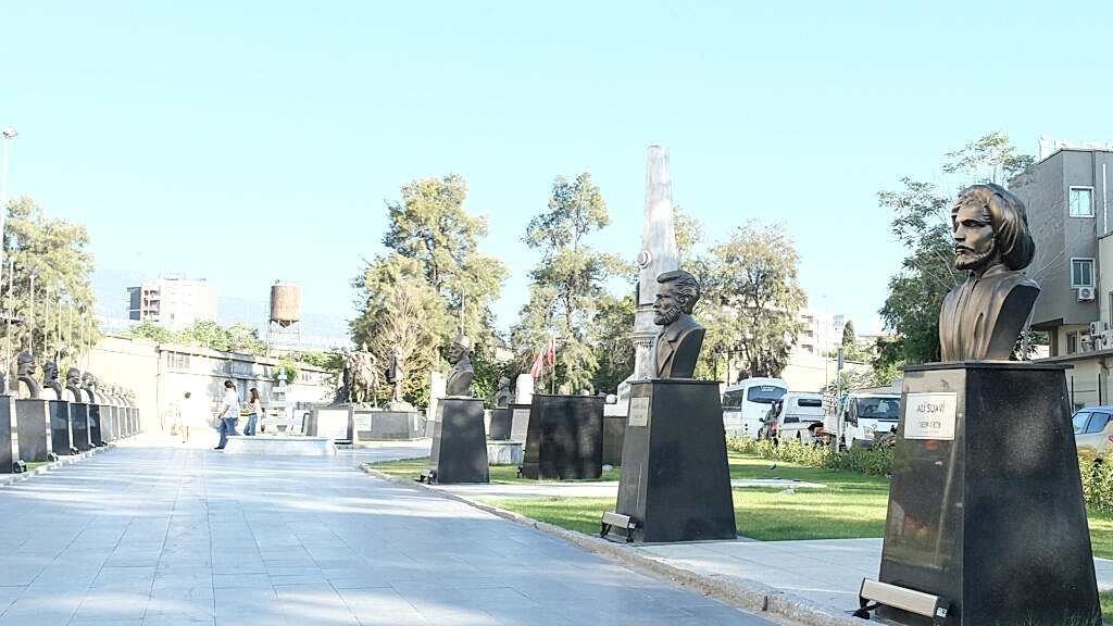 İttihat ve Terakki Dönemi Yazarların Büstleri