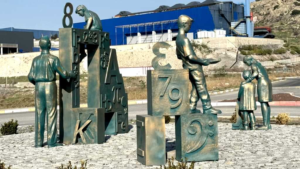 Öğretmen ve Öğrenciler Anıtı
