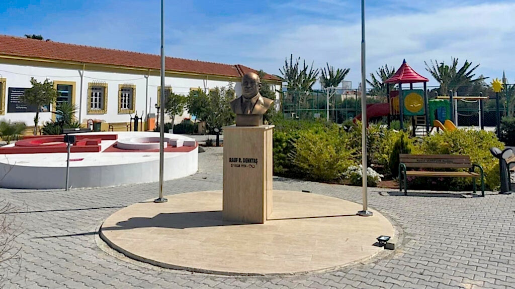 Kuzey Kıbrıs Türk Cumhuriyeti Rauf Denktaş Anıt Büstü