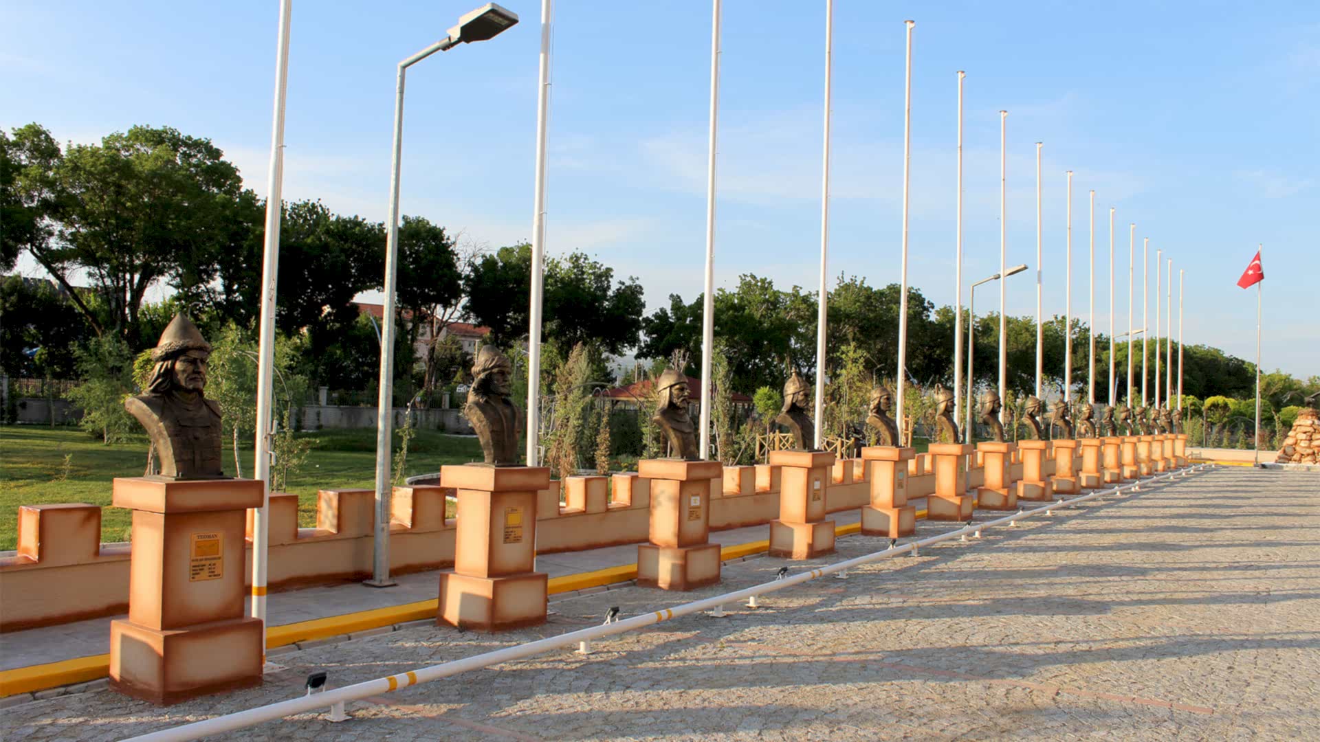 Türk Büyükleri Büstleri - Gəncə Emniyet Müdürlüğü