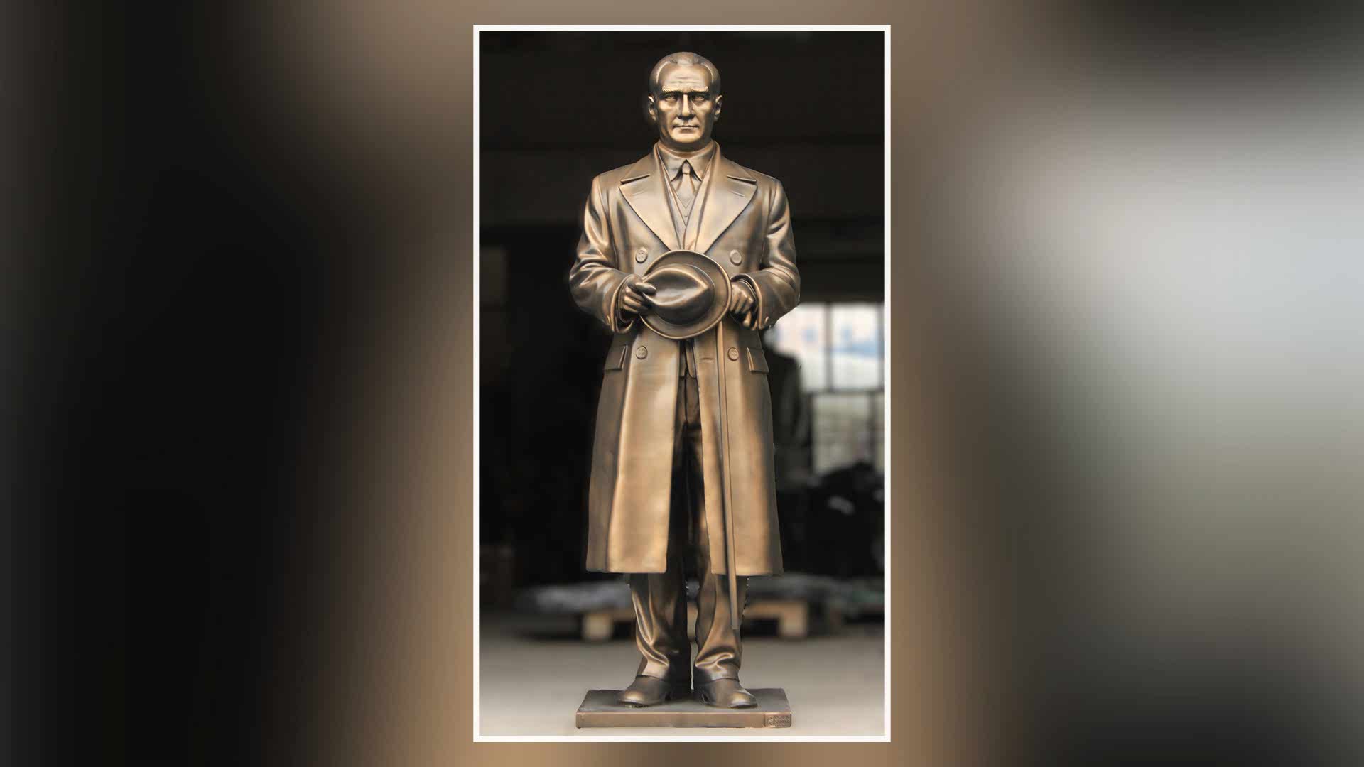 Şapka Tutan Atatürk Heykeli